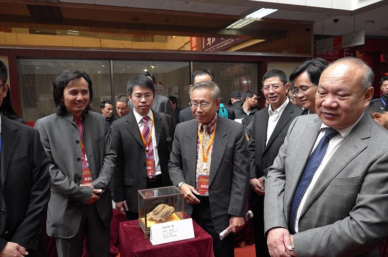第八届中国东阳木雕竹编工艺美术博览会隆重开幕黄小明大师出席开幕式